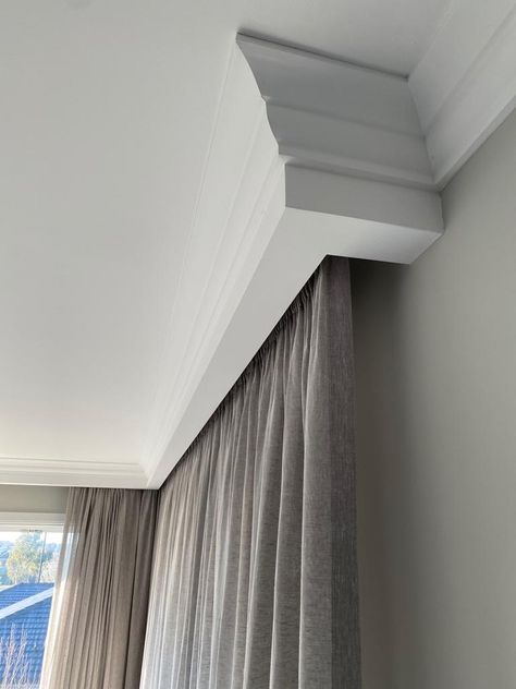 Blinds With Pelmets, Modern Curtain Pelmet Designs, Built In Curtain Track, Curtain Board Design, Wooden Curtain Pelmet Ideas, Gypsum Curtain Box Ideas, Curtains And Pelmets Ideas, Recessed Curtain Track Detail, Hallway Window Curtains