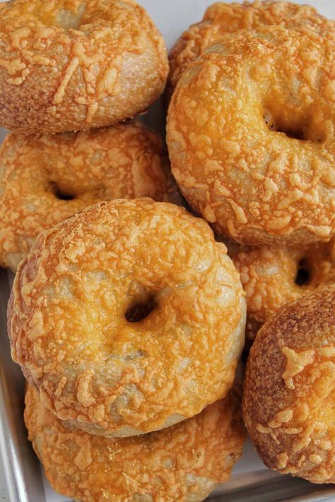 I'm obsessed with these homemade cheddar cheese bagels. This recipe was so easy to follow along with thanks to the step by step photos. I love using cheese on my bagels because it gives the homemade bread such great flavor! I think these shredded cheese bagels would be perfect for sandwiches too! Cheddar Cheese Bagels, Homemade Cheese Bagels, Cheddar Bagel Recipe, Bagel Flavors, Homemade Cheddar Cheese, Cheddar Bagels, Make Bagels, How To Make Bagels, Bagel Recipes