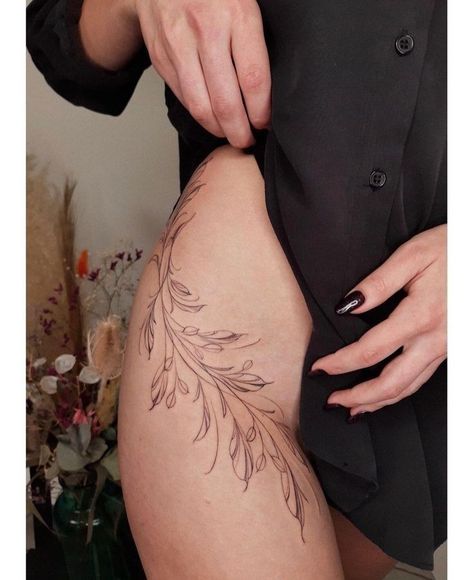 Tato Minimal, Hip Thigh Tattoos, Hip Tattoos Women, Inspiration Tattoo, Vine Tattoos, Neck Tattoos, Thigh Tattoos Women, Discreet Tattoos, Subtle Tattoos