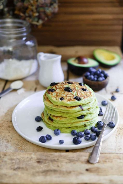 Avocado Pancakes, Poached Egg, Avocado Recipes, Pancakes And Waffles, Healthy Nutrition, Nutrition Recipes, Blueberries, Baby Food Recipes, Health Food