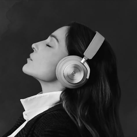 ui.ux bang & olufsen Headphones Poses, Aesthetic Jobs, Maya Aesthetic, Headphone Outfit, Headphones Aesthetic, Cool Technology Gadgets, Best Noise Cancelling Headphones, Girl With Headphones, Cool Tech Gadgets Electronics