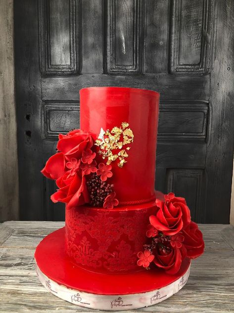 #hennacake #redcake #girlcake #flowerscake #redrosecake Henna Cake, Burgundy Wedding Cake, Red Cake, Gold Cake, Girl Cake, Burgundy Wedding, Greek Life, Food Photo, Amazing Cakes