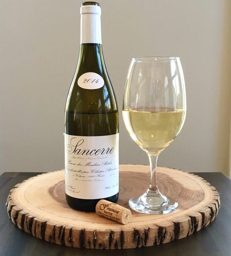 I recently discovered a new white wine to replace my usual Pinot Grigio. Sancerre wine is light, yet flavorful, plus I like the way it sounds! Sancerre Wine, Best Rose Wine, Sauvignon Blanc Wine, Wine Flavors, Wine Knowledge, White Cheese, Spanish Wine, Port Wine, Pinot Grigio