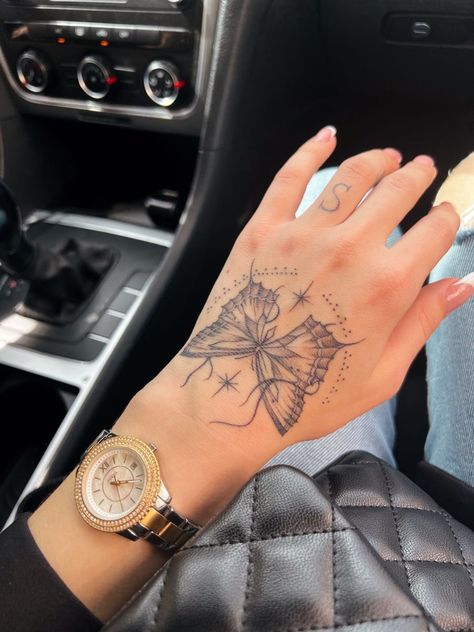 Lotus Flower Hand Tattoo, Hand Tattoo Butterfly, Hand Butterfly, Tattoo Main, Simple Hand Tattoos, Butterfly Hand Tattoo, Line Tattoo Ideas, Tattoo On Hand, Ear Tattoo Ideas