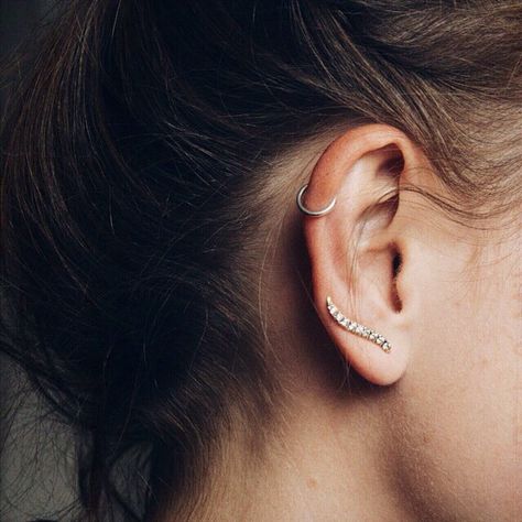 Chica con un piercing en la oreja Cheap Womens Fashion, Piercing Tattoo, Fashion Pictures, Behind Ear Tattoo, Piercing Jewelry, Tattoos And Piercings, Nostril Hoop Ring, Ear Piercings, Style Vintage