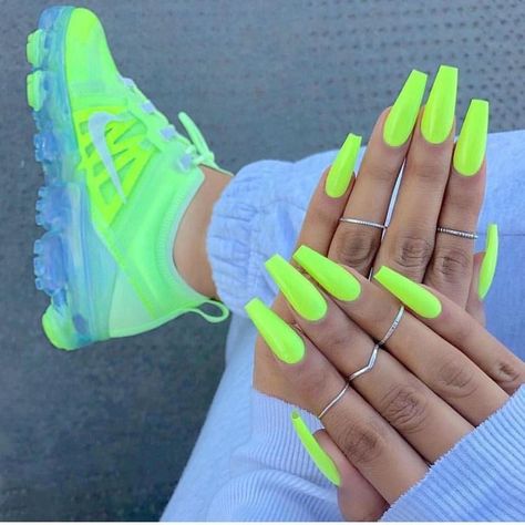 pinterest: @ gxoxo_ ♡ Electric Color Nails, Sherlinanym Nails, Seductive Nails, Houston Nails, Nails And Rings, Adorable Nails, Neon Green Nails, Fun Summer Nails, Toe Touches