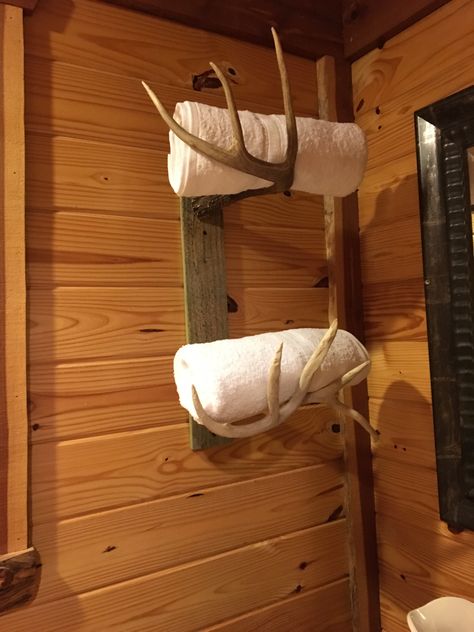 Fishing Lodge Interiors, Log Cabin Shower Ideas, Deer Camp Decor, Deer Horn Ideas, Hunting Camp Decor, Hunting Room Design, Hunting Bathroom, Deer Hunting Decor, Antler Projects