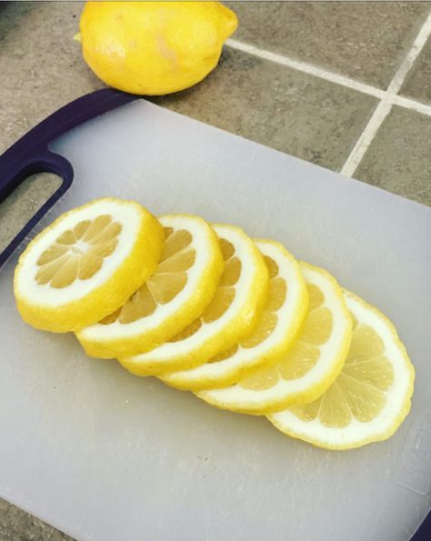 Store Lemons, Can You Freeze Lemons, Lemon Ideas, Freezing Food Guide, Baked Burgers, Freezing Lemons, Lime Salad Dressing, Freeze Food, Freezing Fruit