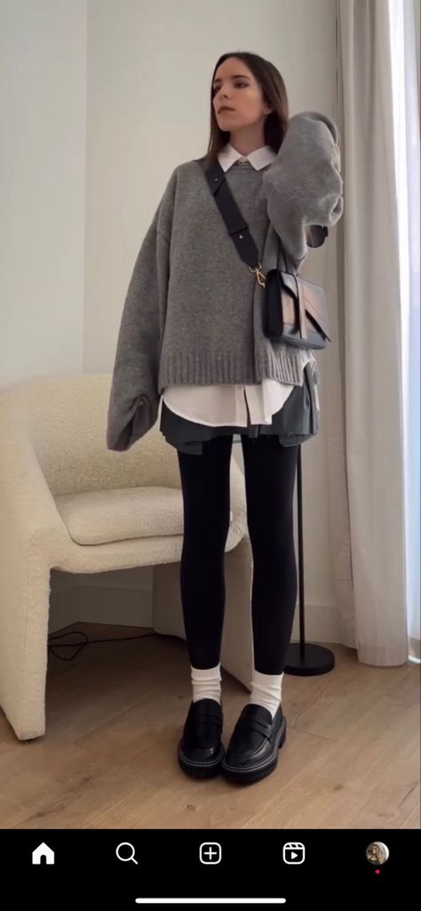 Grey Pullover Outfit Winter, Button Down Shirt Sweater Outfit, Autumn University Outfit, Gray Sweater Outfit Ideas, Light Grey Slacks Outfit Women, Gray Jumper Outfit, How To Style A Grey Sweater, Gray Pullover Outfit, Dark Grey Sweatshirt Outfit