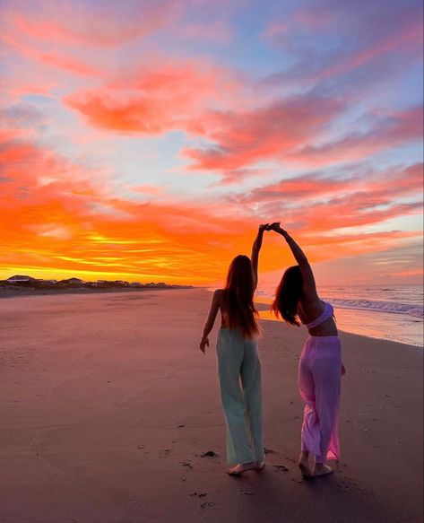 Poses To Do At The Beach With Friends, Cute Pictures To Take With Friends At The Beach, Pictures For Vacation, Beach Poses With Your Best Friend, Beach Photo Ideas Best Friends, Photo Ideas Beach Friends, Sunset Pictures Poses With Friends, Beach Bsf Photos, Sunset Photos Poses