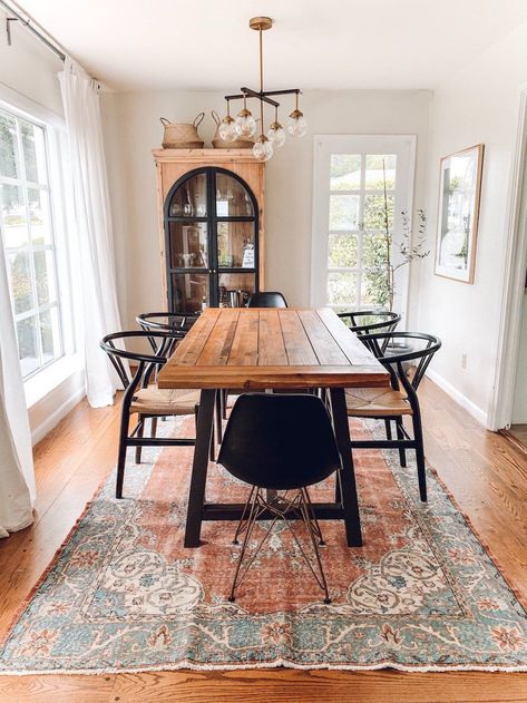 Scandinavian Dining Room with Black MidMod Chairs via rebeccaandgenevieve Scandinavian Dining Room, Scandinavian Dining, Serene Bedroom, Dining Room Inspiration, Design Industrial, Home Trends, Farmhouse Dining, Humble Abode, Dining Room Ideas