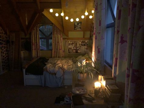 Poor Bedroom Aesthetic, Uk Bedroom Ideas, Bedroom With Window, Room Blue, Bedroom Decorations, Pretty Bedroom, Cozy Room Decor, Aesthetic Rooms, Pretty Room