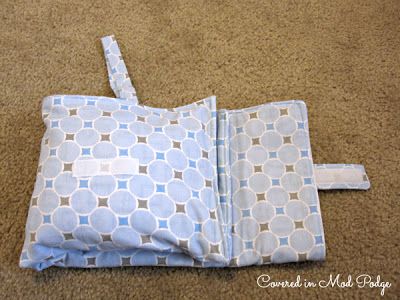 Changing Pad Pattern, Travel Changing Pad, Clutch Tutorial, Life Friends, Baby Changing Pad, Diaper Changing Pad, Baby Sewing Patterns, Baby Projects, Sewing Items