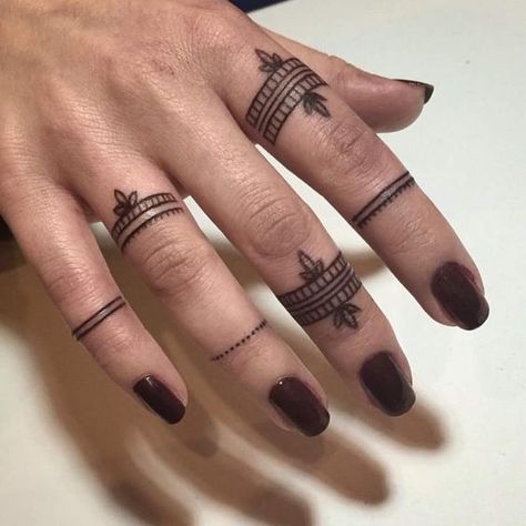 Ring Tattoos on Fingers Finger Ring Tattoo, Ring Finger Tattoo, Girl Finger Tattoos, Simple Finger Tattoo, Tattoo Main, Toe Tattoos, Cute Finger Tattoos, Ring Tattoo, Tattoos Butterfly