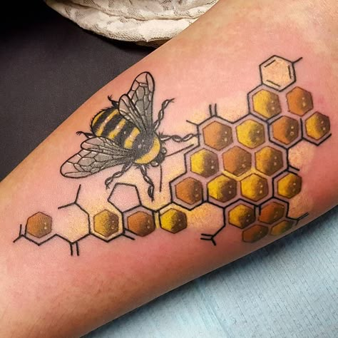 231 Likes, 15 Comments -  Killa Kamila  (@killa_kamila) on Instagram: “Really fun one today of an Oxytocin molecular bond hidden in the honeycomb. Oxytocin is the…” Igy6 Tattoo, Serotonin Tattoo, Honeycomb Tattoo, Deep Tattoo, Knee Tattoos, Tattoo Uk, Insect Tattoo, Knee Tattoo, Bee Tattoo