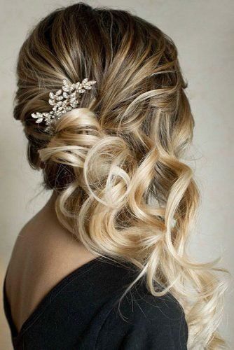 Awesome Curly Wedding Hairstyles To Fall In Love With ★ wedding hairstyles for curly hair side loose curls hair and makeup by steph Bridal Hair Side Swept, Side Curls Hairstyles, Bridesmaid Hair Side, Side Curls, Cute Prom Hairstyles, Wedding Hair Side, Filmy Vintage, Side Swept Hairstyles, Romantic Wedding Hair