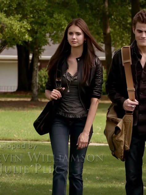 Elena Gilbert Juicy Couture, Elena Gilbert Jacket Outfit, Elena Gilbert Leather Jacket, Elena Gilbert Outfits Aesthetic, Elena Gilbert Outfits Season 1, Elena Gilbert Outfit, Tvd Fashion, 2000s Autumn, Elena Gilbert Outfits