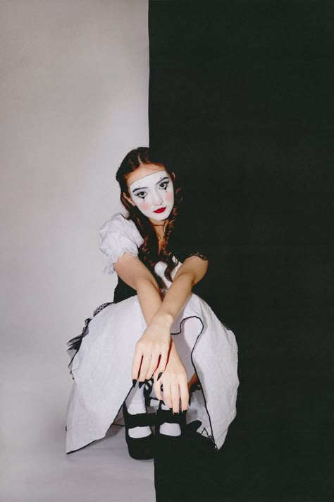 Halloween clown photoshoot spooky clown makeup creative portraits Clown Photoshoot Vintage Circus, Spooky Clown Photoshoot, Creepy Cute Photoshoot, Victorian Clown Makeup, Clowncore Photoshoot, Clown Photoshoot Ideas, Aesthetic Clown Costume, Spooky Clown Makeup, Pierrot Clown Makeup