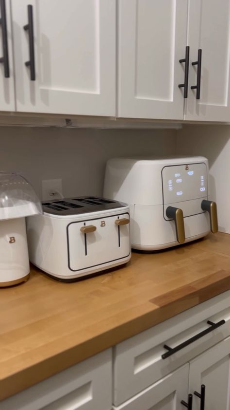 Air Fryer Aesthetic Kitchen, Airfryer Kitchen Decor, Aesthetic Air Fryer, Air Fryer Placement In Kitchen, Air Fryer Aesthetic, Airfryer Aesthetic, White And Gold Kitchen Appliances, White Airfryer, Air Fryer In Kitchen