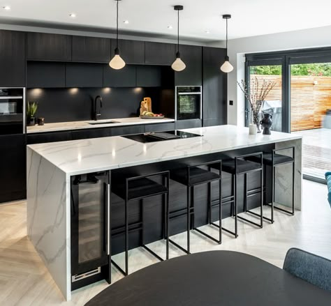 Kitchen Design Centre, Modern Black Kitchen, Open Plan Kitchen Dining Living, Monochrome Style, Open Plan Kitchen Living Room, Open Plan Kitchen Dining, Kitchen Interior Design Modern, Kitchen Dining Living, Kitchen Design Plans