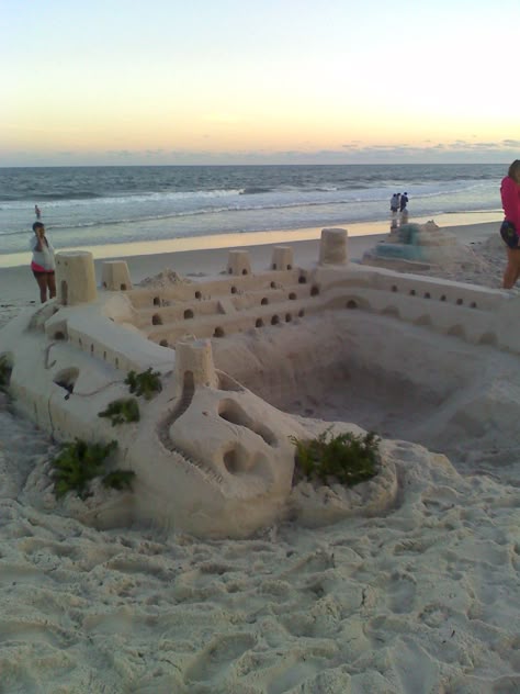 sandcastle Cute Sand Castle, Big Sand Castles, Sandcastle Ideas Beach, Giant Sand Castle, Sand Sculpture Ideas Easy, Cool Sand Castles, Sandcastles Ideas, Sand Castle Ideas Easy, Sand Building Ideas Beach