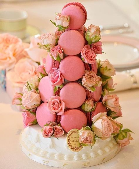 Macarons Laduree, Macaron Tower, Macaron Cookies, Delicious Deserts, British Tea, Food Table, Pastry Shop, Cookie Cake, Macaroons