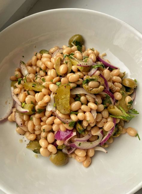 White Bean and Olive Salad Vegan White Bean Salad, Pinto Bean Salad, Salad With White Beans, Summer Bean Salad, Best Vegan Salads, Cold Sides, Cauliflower Couscous, Health Meals, Appetizer Sandwiches