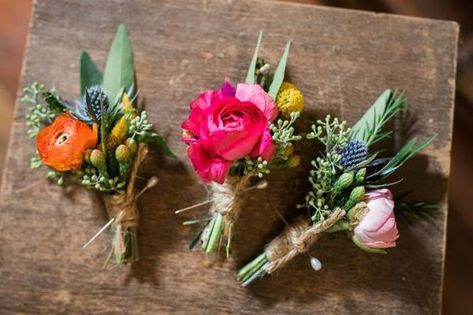 Mens Boutineers Wedding Colorful, Spring Wedding Corsage, Wildflower Boutineer Ideas, Wildflower Wedding Boutonniere, Wildflower Boutonniere Groomsmen, Wildflower Boutineer, Wild Flower Boutonniere, Colorful Corsage, Spring Boutonniere