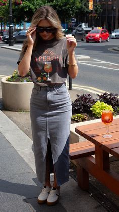 Denim Pencil Skirt Outfit, Grey Denim Skirt, Europe Outfit Ideas, Denim Midi Skirt Outfit, Outfits Faldas, Casual Outfit Idea, Adidas Samba Outfit, Samba Outfit, Outfit Verano