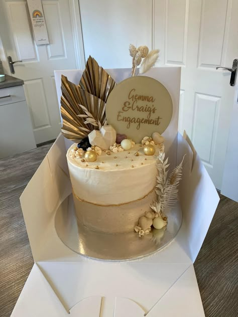 Beige Cake Ideas, White And Brown Birthday Cake, Brown And Tan Birthday Cake, Neutral Color Cake, Birthday Cake Beige Gold, Nude Cake Birthday, Brown And White Cake Design, Birth Cakes, Golden Birthday Cakes