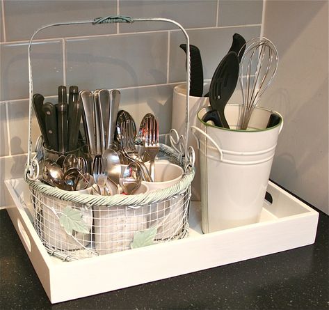 DIY No Cost Wire Cutlery Holder Turquoise Cabinets, Silverware Storage, Diy Utensils, Chicken Wire Frame, Chair Redo, Silverware Organization, Spice Drawer, Farmhouse Decorating, Labels Diy