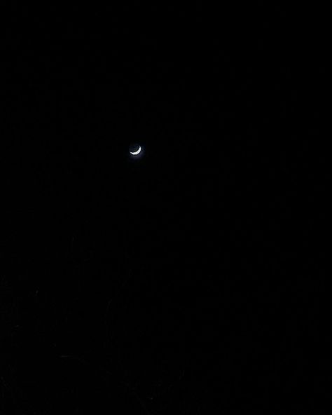 little moon crescent in the night sky Cresent Moon Picture, Crescent Moon Pictures, Crescent Moon Aesthetic, Asethic Pictures, Night Core, Heavenly Bodies, Moon Crescent, Moon Aesthetic, Moon Moon