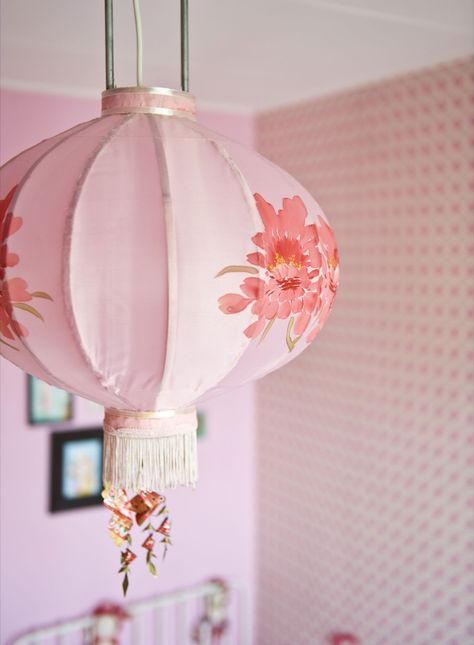 Doortje Styling Paper Lanterns Bedroom, Chinoiserie Bedroom, Living Room Decor Items, Lanterns Bedroom, House Interior Design Styles, Japanese Lanterns, Asian Painting, Gamer Room, Chinese Lanterns