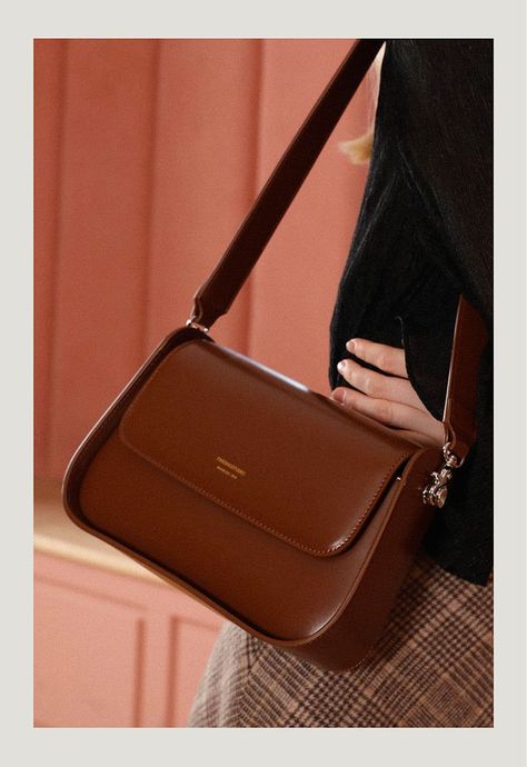 FinebagStudio Leather Crossbody Bag with Double Straps Find Your Own Style, قلادات متدلية, Classy Purses, My Style Bags, Stylish Handbags, You Are Special, Pretty Bags, Versatile Outfits, Trends 2024