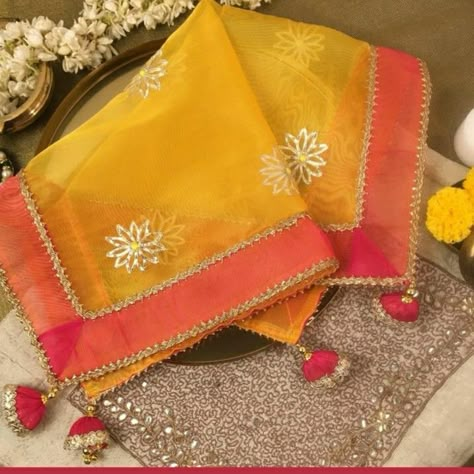 Thal Posh Design, Dupatta Designs Ideas, Duppattas Designs Ideas, Thali Decoration, Smocking Tutorial, Thali Decoration Ideas, Diwali Decoration Items, Wedding Background Decoration, Pooja Thali