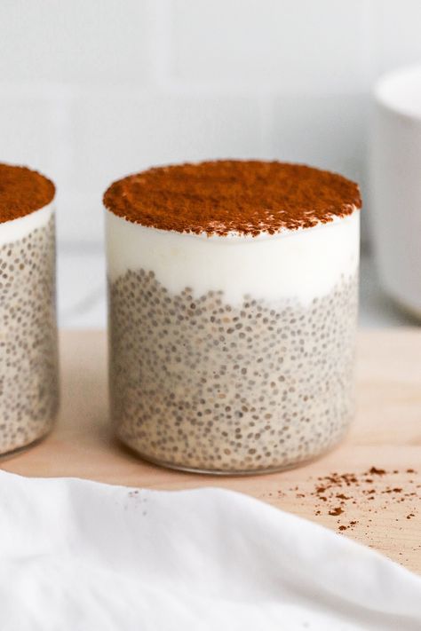 Front facing view of tiramisu chia pudding in 2 glasses with a layer of greek yogurt. Chia Tapioca Pudding, How To Chia Pudding, Autumn Chia Pudding, Chia Seed Pudding Tiramisu, Tiramisu Chia Pudding Recipe, Chia Greek Yogurt Pudding, Chia Pudding Tiramisu, Tiramisu Chia Seed Pudding, Single Serve Chia Pudding