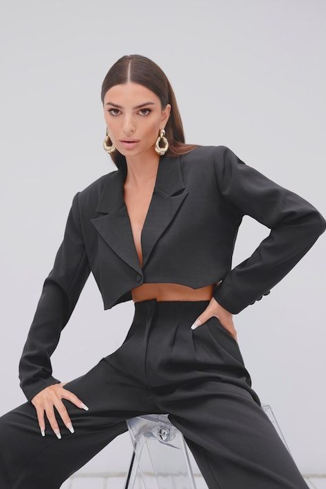 Blazer Photoshoot Women, Pose Mannequin, High Fashion Photoshoot, Creative Photography Poses, Inspiration Photoshoot, Classy Suits, Fashion Model Poses, Business Photoshoot, Look Formal