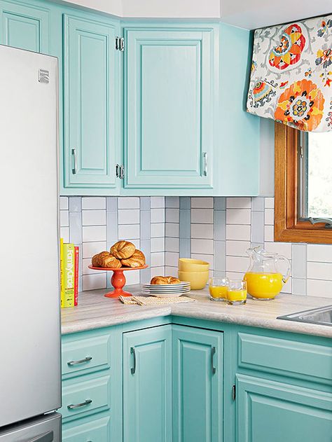 Backsplashes aren't limited to horizontal designs. Contrast classic white subway tiles with vertical blue tiles of the same style to make your kitchen seem taller and more spacious./ Tiffany Blue Kitchen, Blue Countertops, Blue Backsplash Kitchen, Cheerful Kitchen, Citrus Kitchen, Advocare Recipes, Turquoise Kitchen, Blue Kitchen Decor, Vintage Kitchens