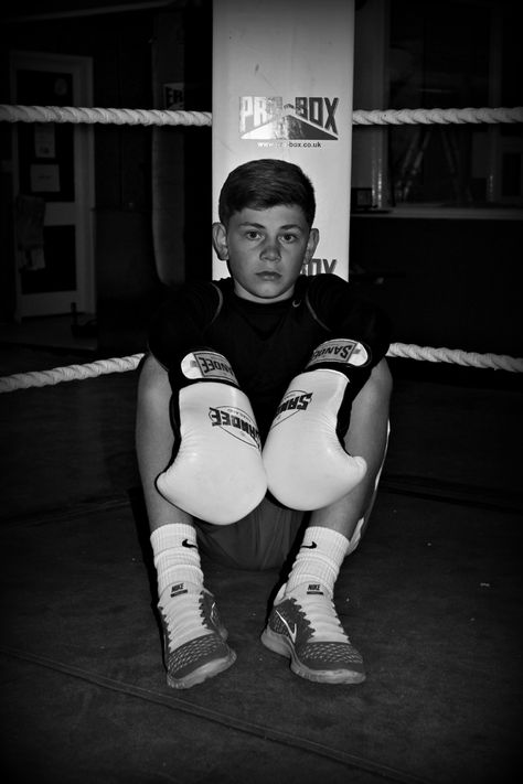 Kids Boxing Training, Boxing Pictures Ideas, Boxing Photoshoot Male, Boxing Photoshoot, Boxing Photography, Boxing Men, Sports Photoshoot, Kids Mma, Male Boxers