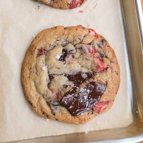 Strawberry Chocolate Cookies Pink Chocolate Chip Cookies Recipe, Strawberry Chip Cookies, Chocolate Strawberry Cookies, Strawberry Cookie Recipe, Strawberry Chocolate Chip Cookies, Lemon Yogurt Cake, Matcha White Chocolate, Lemon Yogurt, White Chocolate Cookies