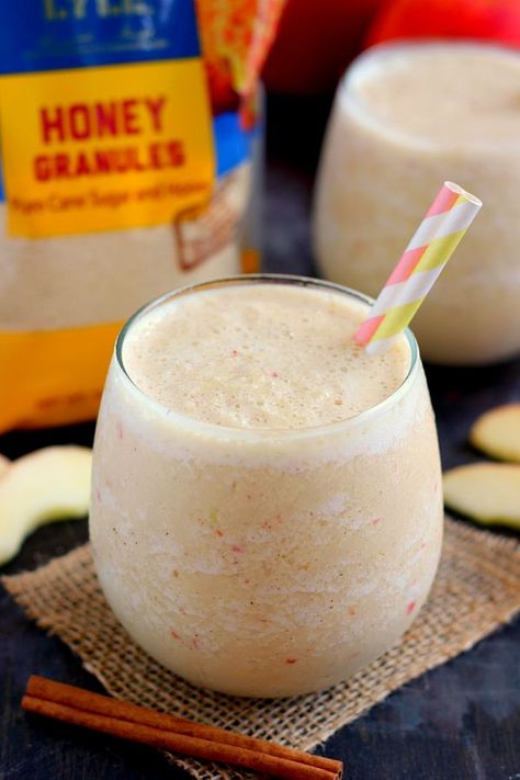 Filled with fresh apple cider, creamy Greek yogurt, and apple chunks, this smoothie is sweetened with Tate+Lyle®️️ Honey Granules and is a refreshingly delicious drink! Apple Cider Smoothie, Fall Smoothies, Apple Drinks, Apple Cider Recipe, Superfood Recipes, Cold Sores Remedies, Natural Cold Remedies, Smoothie Shakes, Apple Recipes