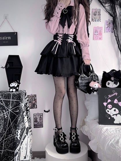 Girly Kei Fashion, Jirai Kei Clothes, Black And Pink Outfit Aesthetic, Goth Pastel Outfits, Pastel Goth Outfits Kawaii, Jirai Kei Outfit Ideas, Dark Pink Outfit, Cute Japanese Outfits, Outfits Con Pans