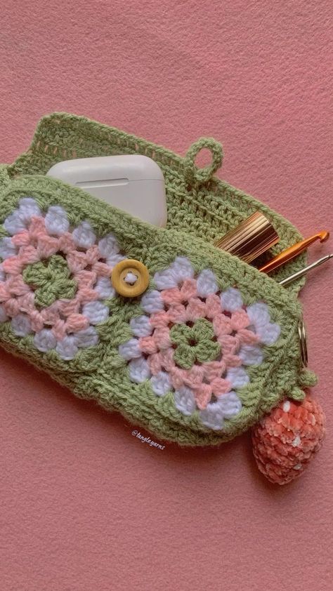 From Cute Animals to Funky Shapes: Crochet Pencil Topper Inspiration Whip Up These Quick Crochet Granny Square Pouch Free Pattern, Easy Crochet Pouch, Crochet Pencil Pouch, Granny Square Pouch, Crochet Pencil Case, Crochet Studio, Pouch Ideas, Designs Aesthetic, Crochet Dreams