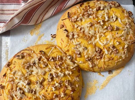 Pumpkin Focaccia with Walnuts, Gruyere & Caramelized Onions - Treks & Bites Pumpkin Focaccia Bread, Fall Focaccia, Thanksgiving Focaccia, Pumpkin Focaccia, Focaccia Bread Recipe, Fall Soup, Focaccia Recipe, Cheese Baked, Focaccia Bread