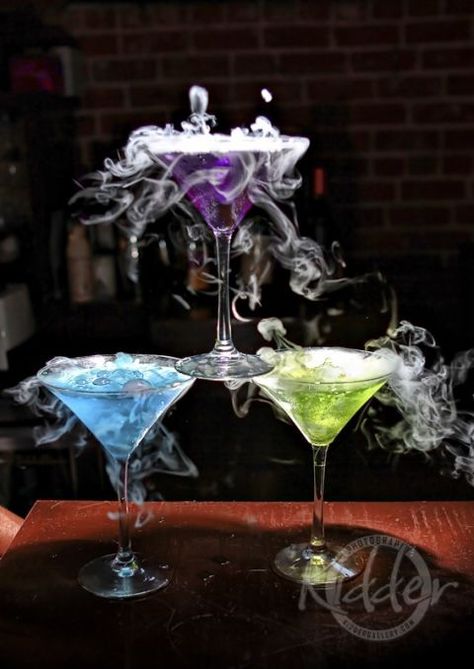 Not only do they have dry ice, but you can also make them neon colored. Get the recipe from Style Estate. Dry Ice Drinks, Pomegranate Cocktails, Absolut Citron, Halloween Shots, Terrifying Halloween, Jello Shot, Halloween Cocktails, Dry Ice, Halloween Drinks