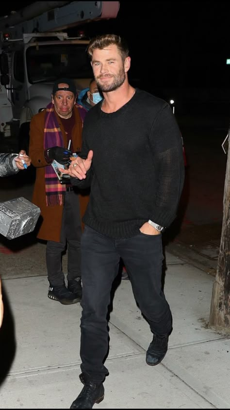 Chris Hemsworth Street Style, Chris Hemsworth Outfit, Chris Hemsworth Style, Chris Hemsworth Body, Tyler Rake, Chris Hemsworth Thor, Australian Actors, Vespa Vintage, Men Stylish Dress