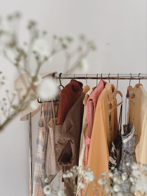 Clothing Stock Photos, Boutique Picture Ideas, Photoshoot Ideas Boutique, Backdrop For Boutique Pictures, Outfit Layed Out, Second Hand Boutique, Clothing Store Photography, Thrift Photoshoot Ideas, Online Thrift Store Aesthetic