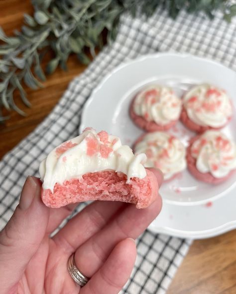 If you love the pink velvet cookies from *that* cookie store… you’re going to love these 🤩 #momswhobake #homemade #desserts #cookies #momswhobake #chocolate #chocolatePB #homemadecookies #homebakery #homebaker #hosting #kitchengoals #crumblcookies #crumblcopycat #brownies #cakeforbreakfast #cake #starbucks #momswhobake #homemade #desserts #cookies #momswhobake #chocolate #chocolatePB #homemadecookies #homebakery #homebaker #hosting #kitchengoals #crumblcookies #crumblcopycat #brownies #cak... Cookie Store, Pink Velvet Cookies, Fresh Peach Recipes, Velvet Sugar Cookies, Chocolate Chunk Brownies, Fluffy Cream Cheese Frosting, Butter Sugar Cookies, Velvet Cookies, Desserts Cookies