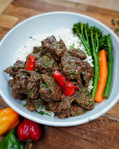 Kay on Instagram: “MOUTHWATERING SLOW BRAISED LAMB COOKED IN A CHIMICHURRI SAUCE, WHITE RICE AND VEG💣🔥💥🚦🌶🌋🧨🥰💃🏽. Tender Juicy lamb pieces slow cooked in an…” Chimichuri Sauce, Bbq Lamb, Braised Lamb, Recipes Bbq, Amazing Food Art, Chimichurri Sauce, Recipes Meat, South African Recipes, Daily Recipes