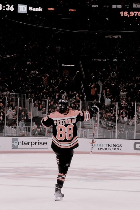 Nhl Aesthetic Wallpaper, Boston Bruins Aesthetic, Nhl Backgrounds, Bruins Wallpaper, Boston Bruins Wallpaper, Hockey Wallpaper, David Pastrnak, Nhl Hockey Players, Boston Hockey